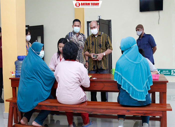 dr. Celestinus Gigya Munthe Direktur Pencegahan dan Pengendalian Masalah Kesehatan Jiwa dan Napza Kementerian Kesehatan tanya jawab dengan pasien